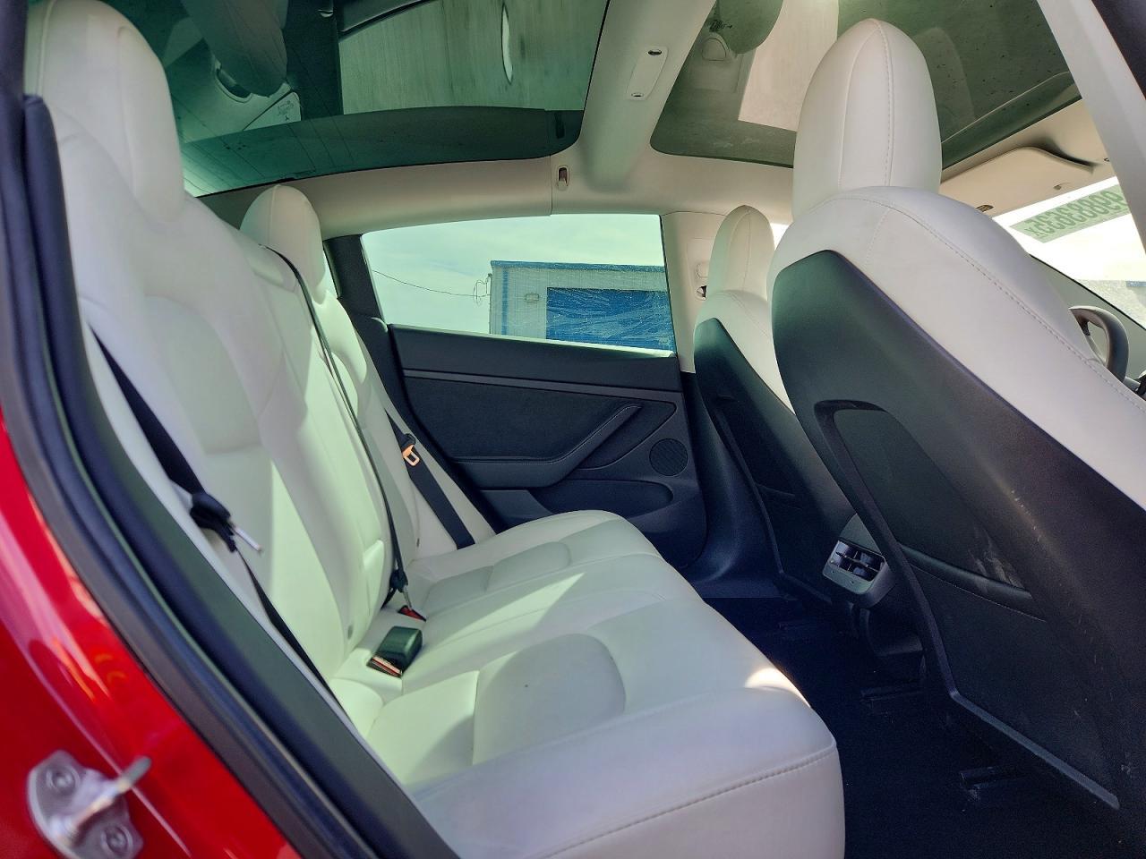 Tesla Model 3 2022 Red